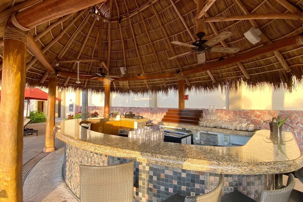 Beachfront Dream Retreat With Pool, Tennis & gym Access - Washer/dryer, AC