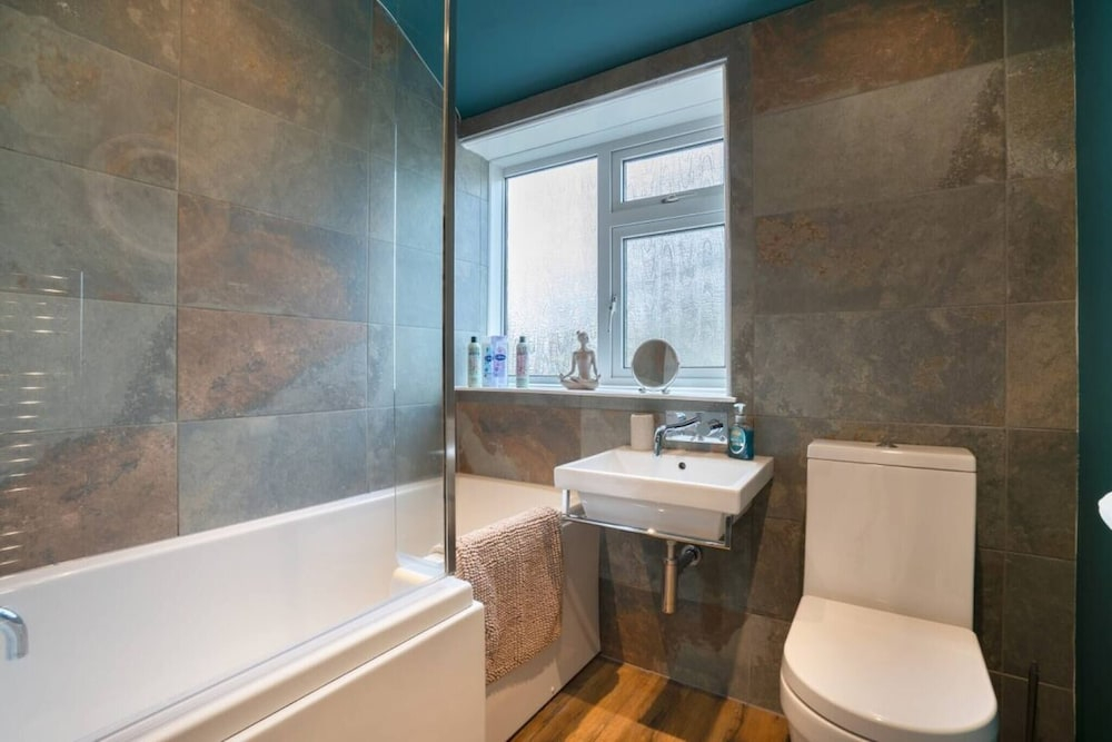 10-min to AB City Centre - Parking - Garden - Wifi
