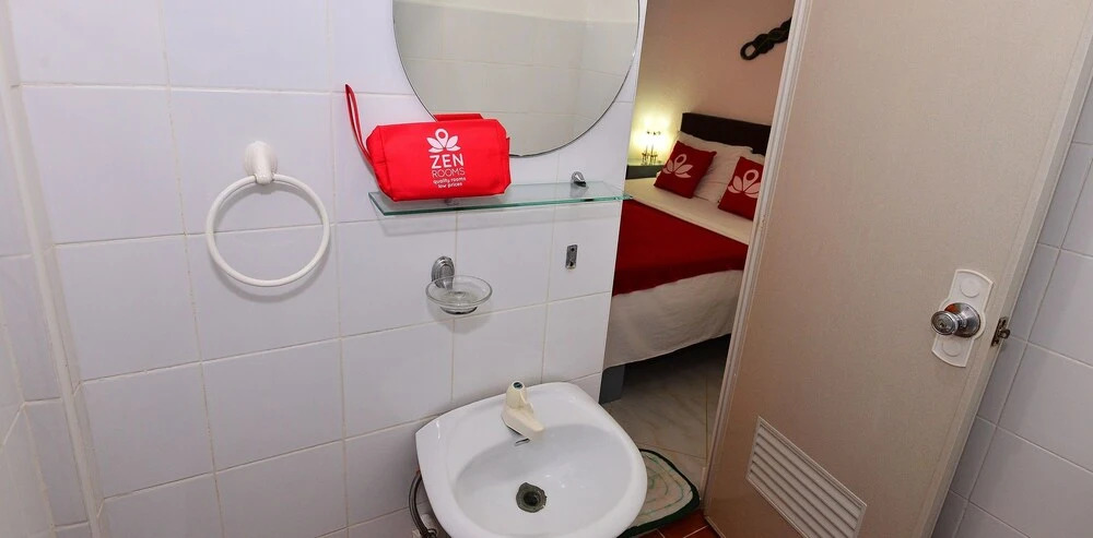 ZEN Rooms Station 3 Angol Road