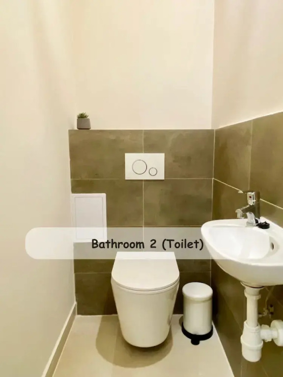 Luxury 3BR Apartment Near Basilica & Parliament