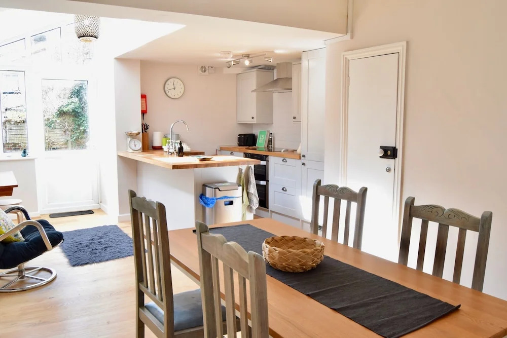 Spacious 3 Bedroom Family Home With Back Garden