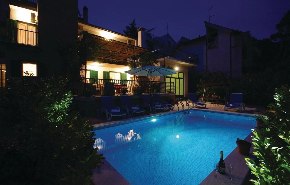 Amazing Home in Makarska With Wifi and 6 Bedrooms