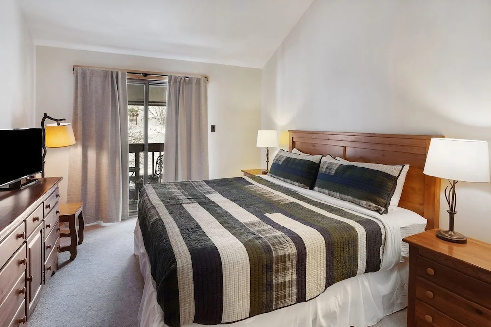 Winterset 8 pet Friendly 4 Bedroom Townhouse by RedAwning