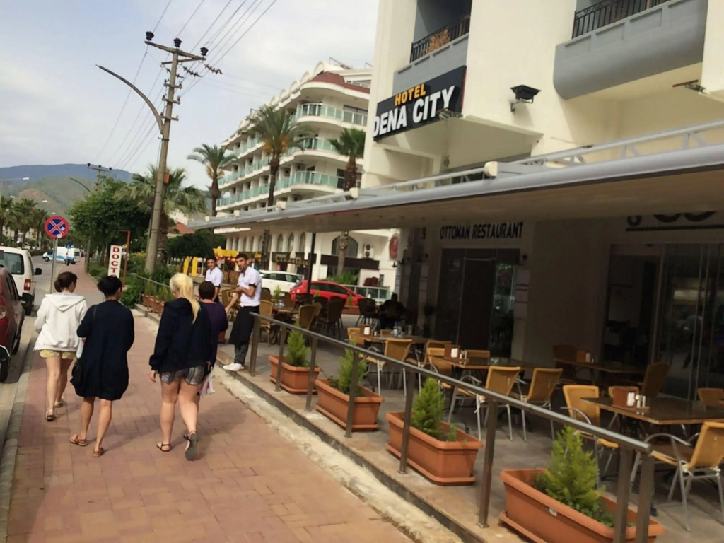 Almena Hotel