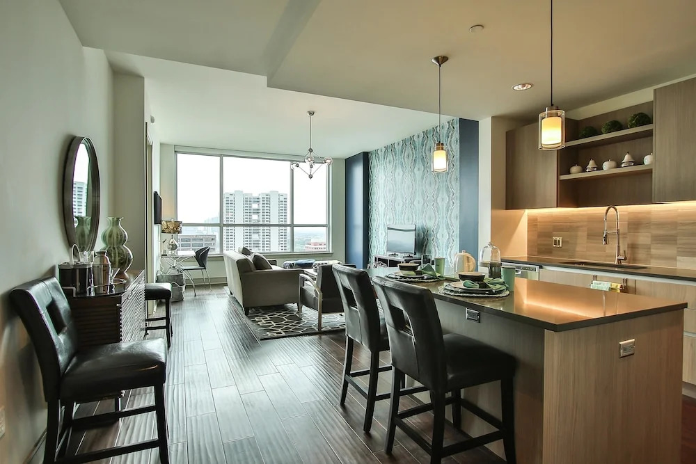 1BR Business Suite w/ Pool Near Downtown