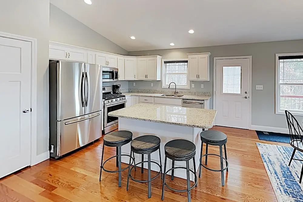 River-view Deck & Hot Tub! Minutes To Downtown 3 Bedroom Home