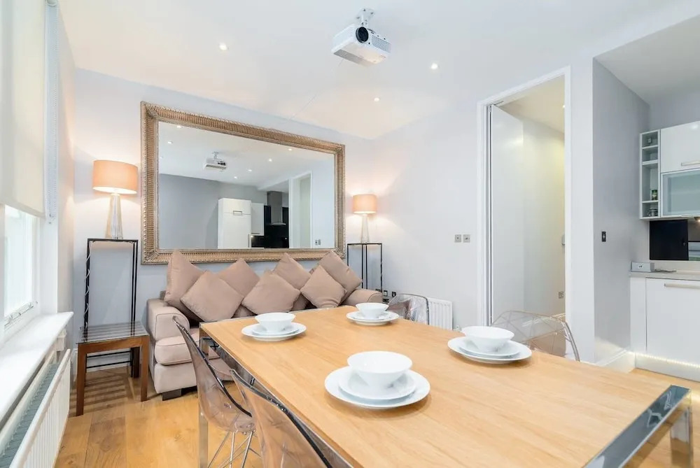 Modern 2BR Home in Dalston W/balcony, Fits 4
