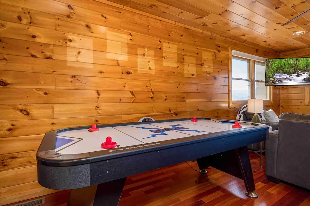 Upscale Cabin Stunning Views Hot Tub Game Room