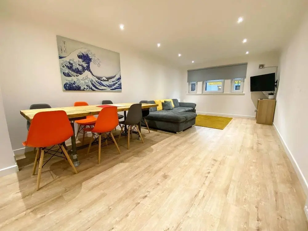 Large Modern 3 Bedroom Apartment - Free Parking