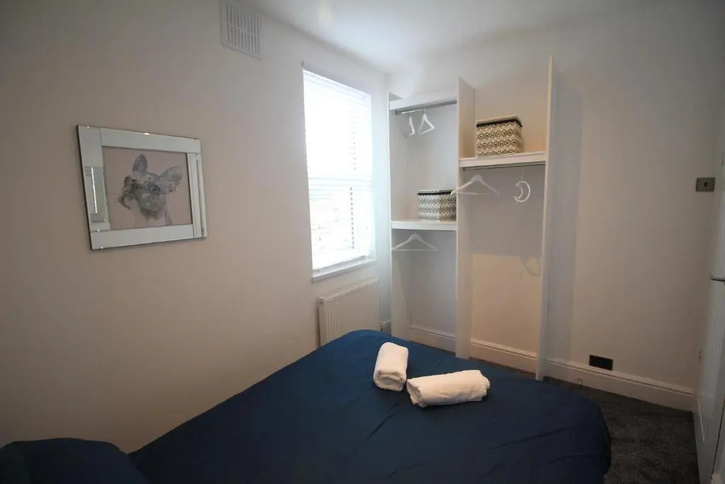 Media Manor - Fully Refurbished in 2022 - Large 6 Bedrooms, 3 Bathrooms plus Media Games Room