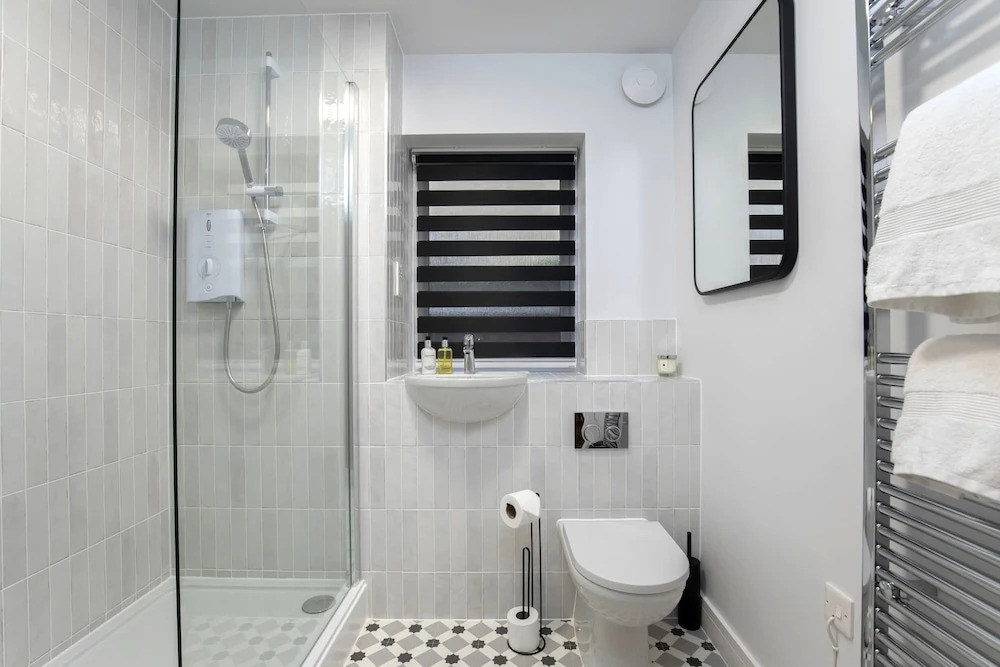 Elliot Oliver - Deluxe Two Bedroom Apartment With Parking & EV Charger