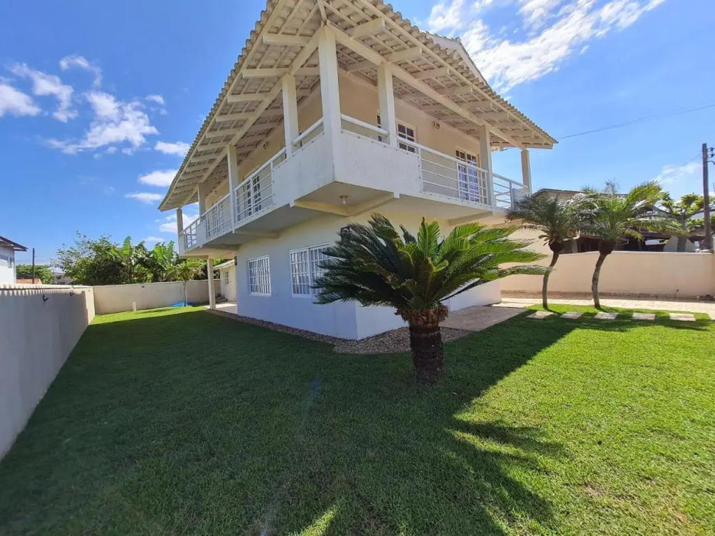 Ampla casa com 5 quartos e vista para o mar