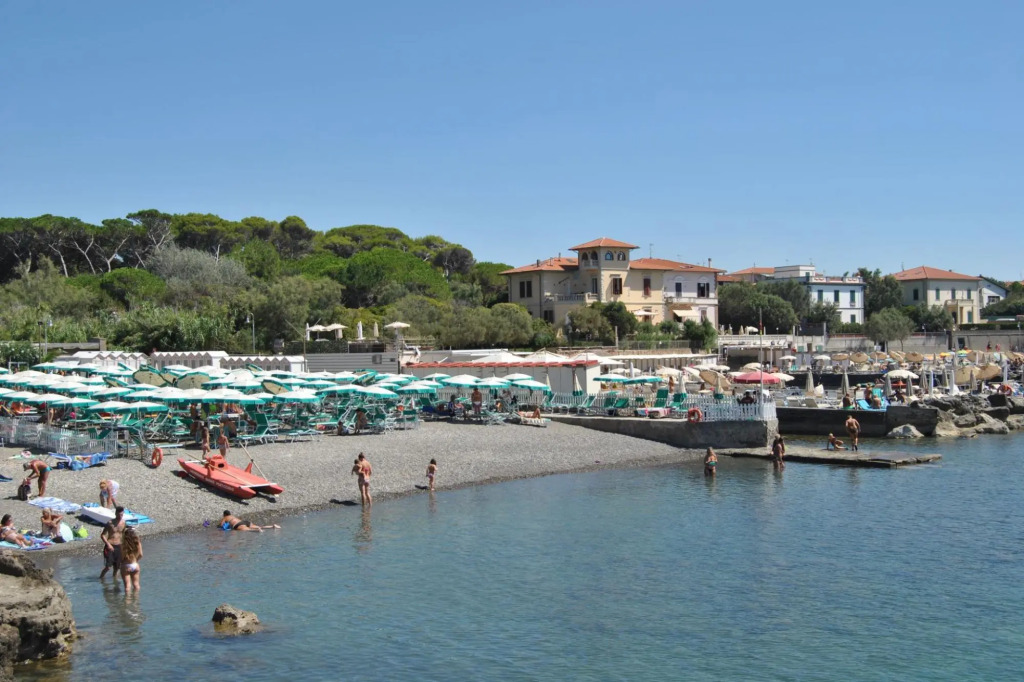 In vacation residence , 40 mt from the sea, apartment for 4-6 people, on the first floor with terrac-Villa Marina - INT. 5 trilo Libeccio