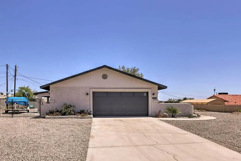 Putting Green, Pool Access: Lake Havasu City Home!