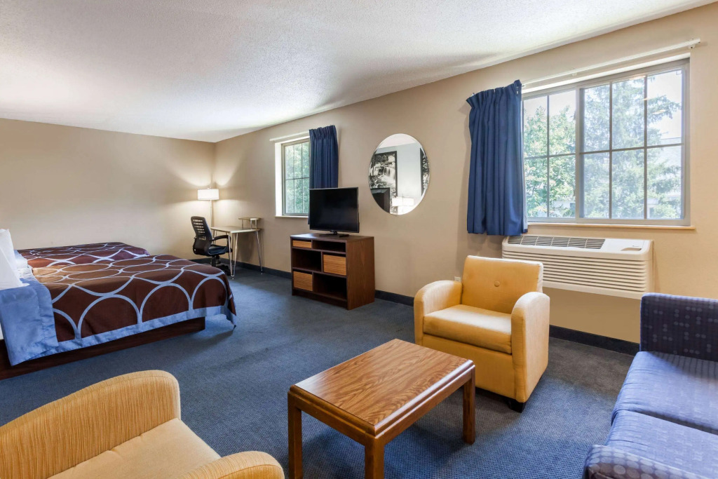 Super 8 by Wyndham East Stroudsburg - Poconos