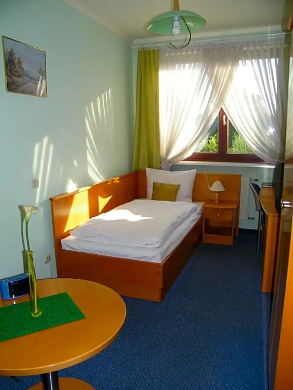 Hotel Restauracja Tawerna Gliwice - duży parking gratis