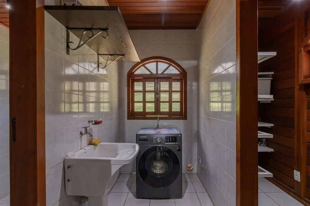 Casa com Lareira e 3 su tes no Parque das Fontes