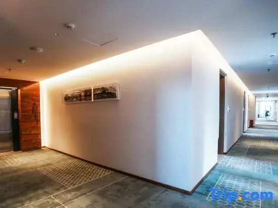 City Wall Homestay (Xiangyang Ancient City North Street Branch)