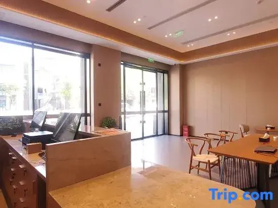 SAINT HOTEL（Chongqing Jiangbei Airport · Baoshu Lake Metro Station)