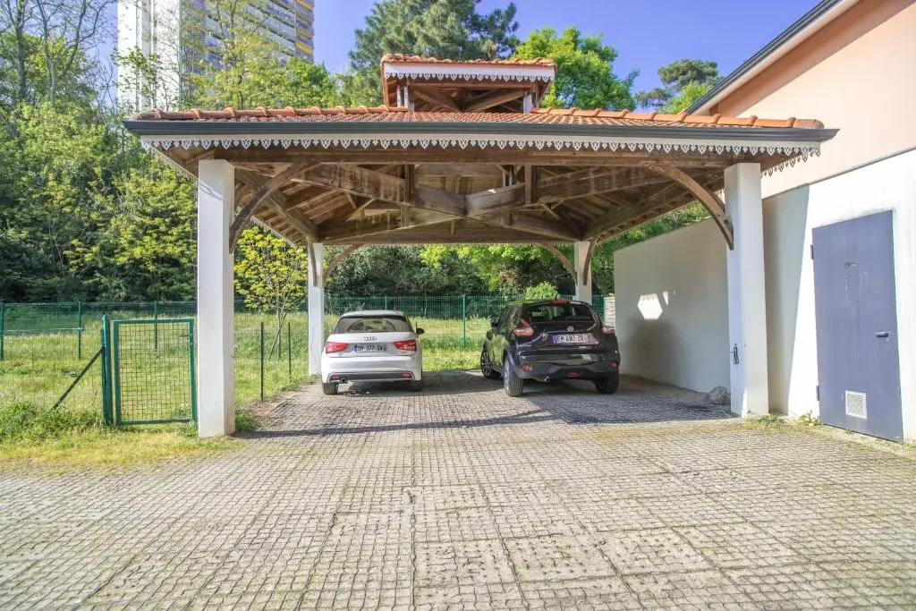 Appartement 90 m2 avec parking terrasse balcons, proche du port et plages