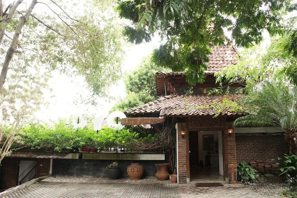 OYO 171 Lotus Art Garden Hotel