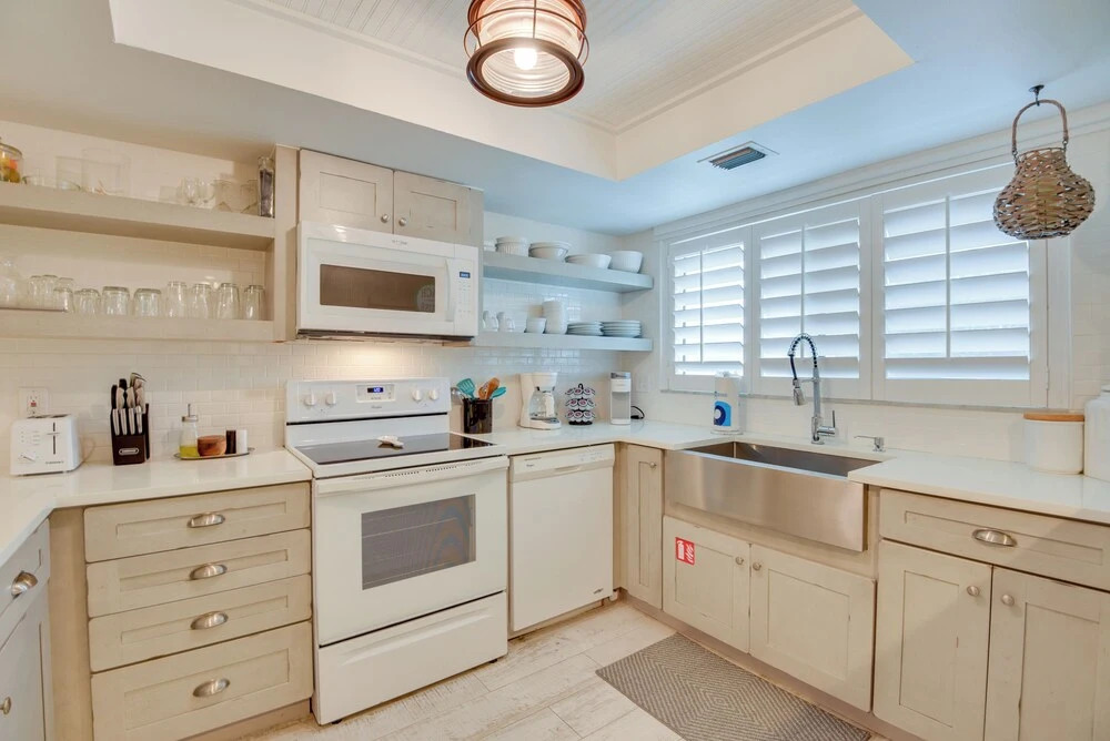 Siesta Key Condo w/ Heated Pool < 1 Mi to Beach