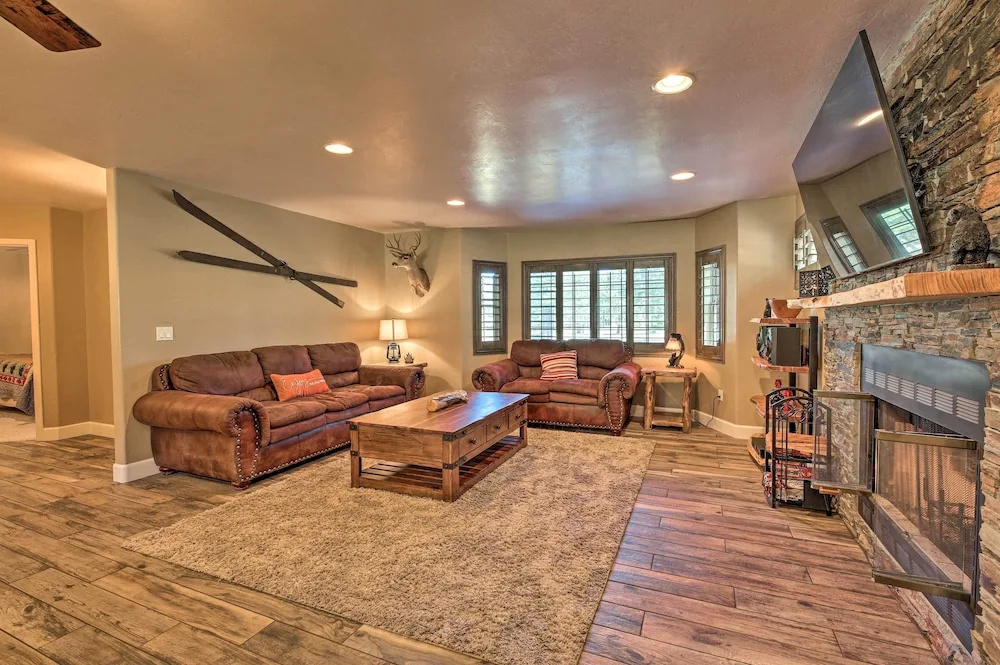 4 Mi to Woodland Lake: 2-story Home w/ Grill