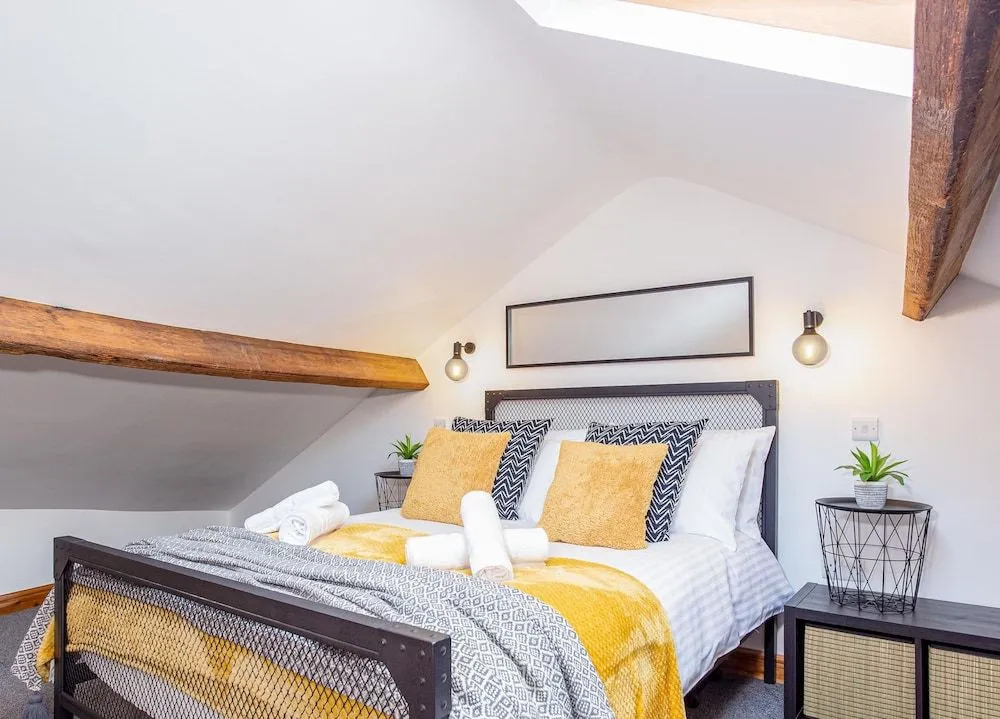 ByEvo Oswestry Barn - Quirky romantic retreat or Cosy contractor base