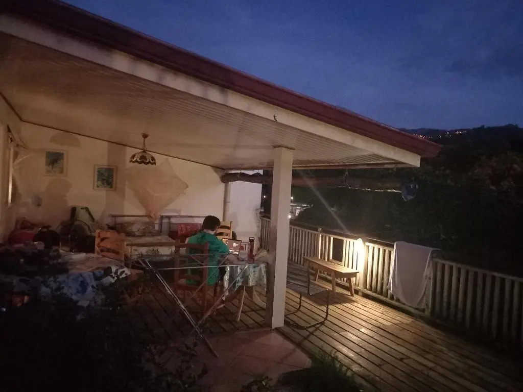 Sweet Mini Dortoir sur notre terrasse couverte pour vos transits entre deux vols by Kohutahia Lodge, 7 min by car to airport and town