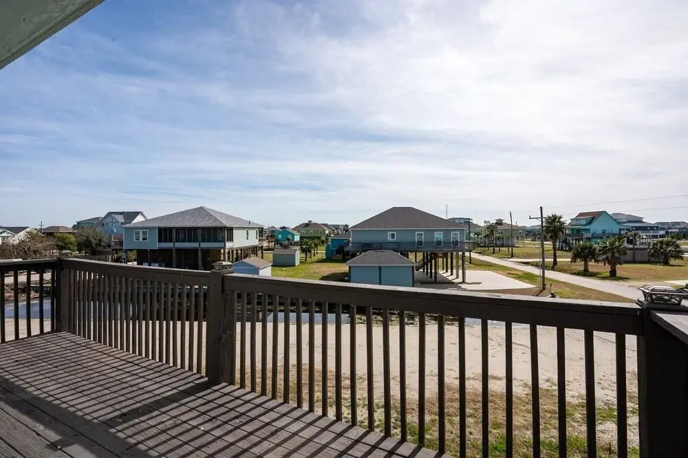 1 Hibiscus Haus 3 Bedroom Home by RedAwning