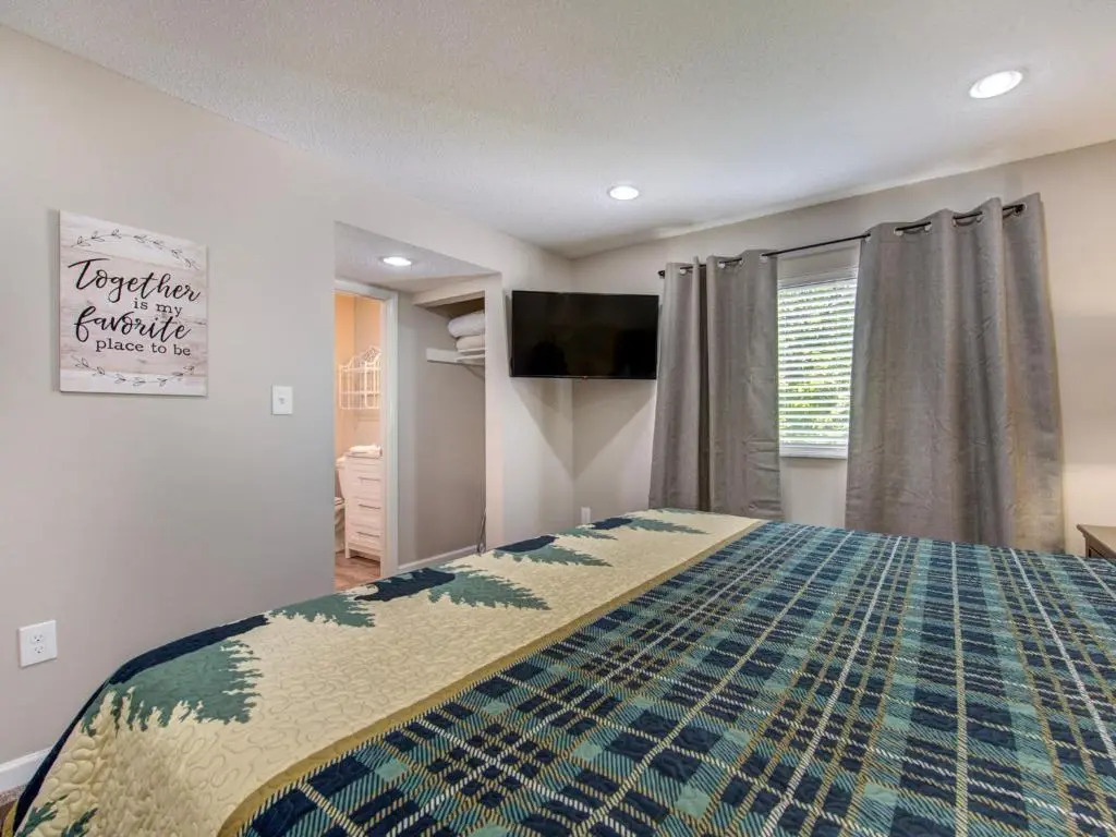 Our Mountain Home, 2 Bedrooms, Walk Downtown, Pool Access, WiFi, Sleeps 4