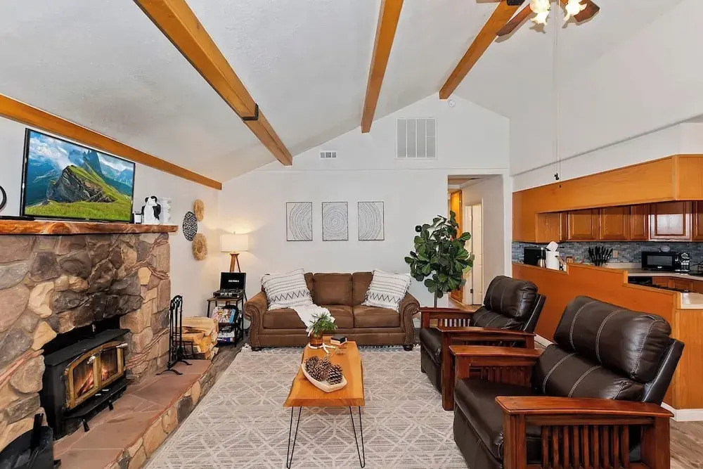 Bear Cub Cottage with HotTub & Firepit