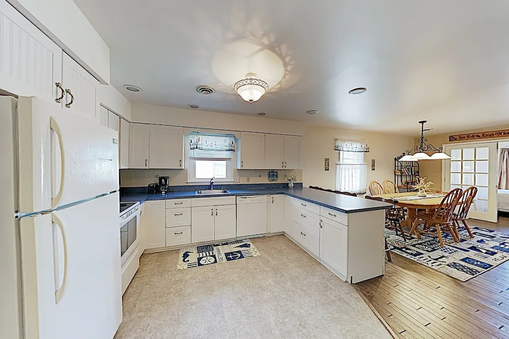 Tranquil Canal-front Getaway - 3 Blocks To Beach 4 Bedroom Home