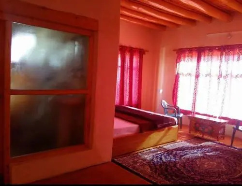 Hotel Old Smugglers with Balcony mountain view AC Hot and Cold Near to Hadimba Temple