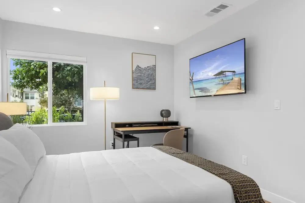 3BR House Fully Renovated 2025 Fenced Yard Patio Carport in Noho Arts District p85