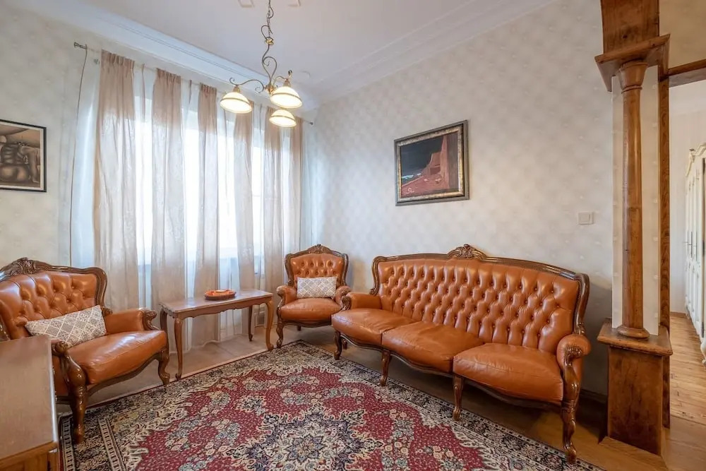 FM Deluxe 2-BDR Apartment - Artilcious