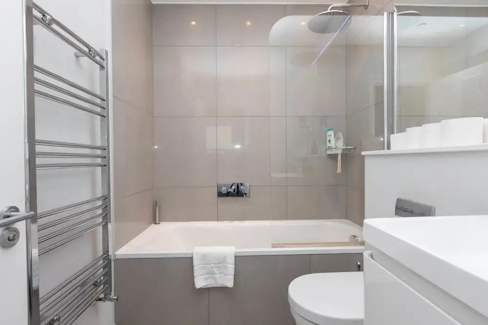 Spacious 3 Bedroom in Notting Hill With Balcony