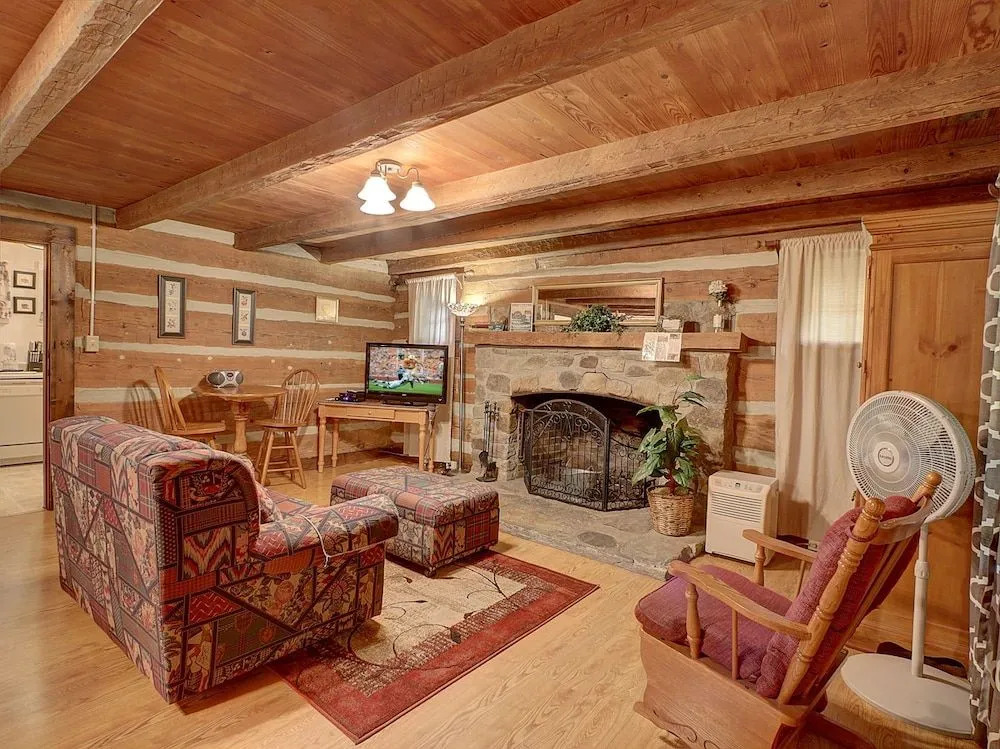 Timeless Treasures 1 Bedroom 1 Bathroom Chalet