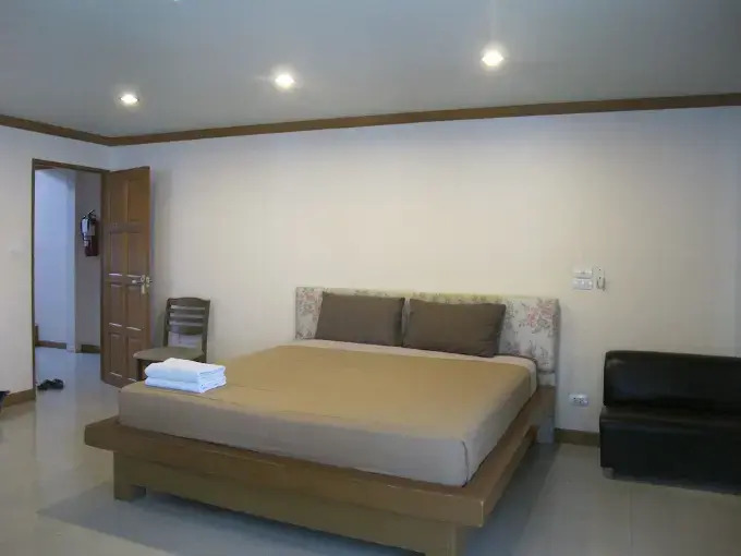 Rouge Service Apartments, Soi Buakhao