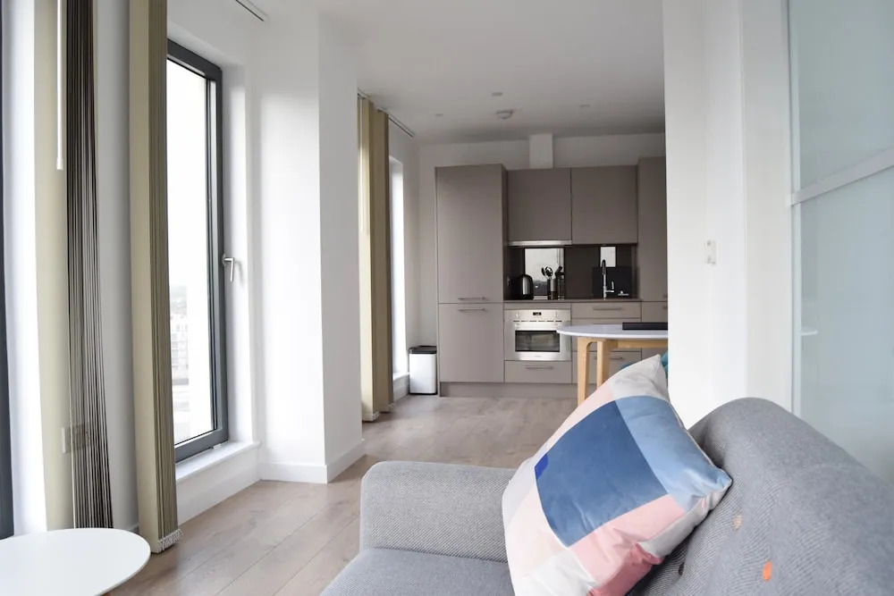 Modern 1 Bedroom Apartment With Views in Stratford