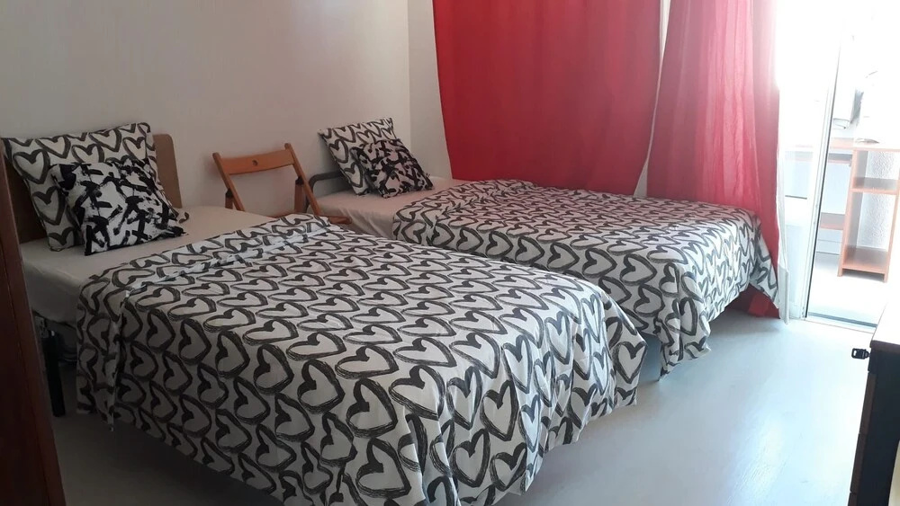 Twin Beds Bedroom Sharing, Wifi and Ac, 300 Meters From Station
