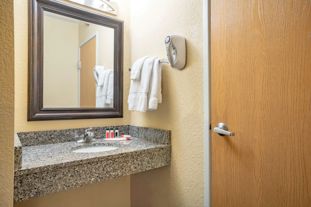 Baymont by Wyndham Lakeville