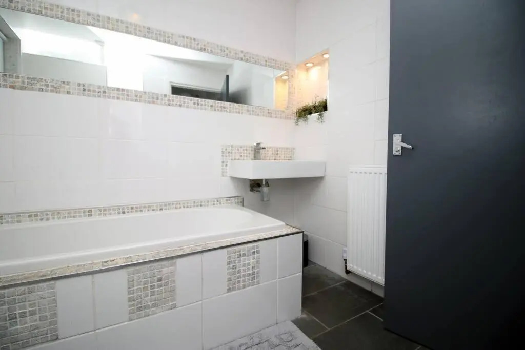 Stylish Home in Port Tennant - 4BR Free Parking!