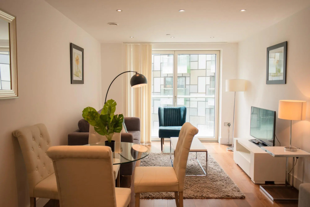 One Bed Apt in Lincoln Plaza, Canary Wharf