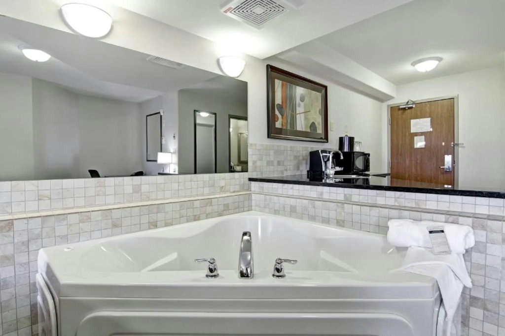 Coast Weyburn Hotel