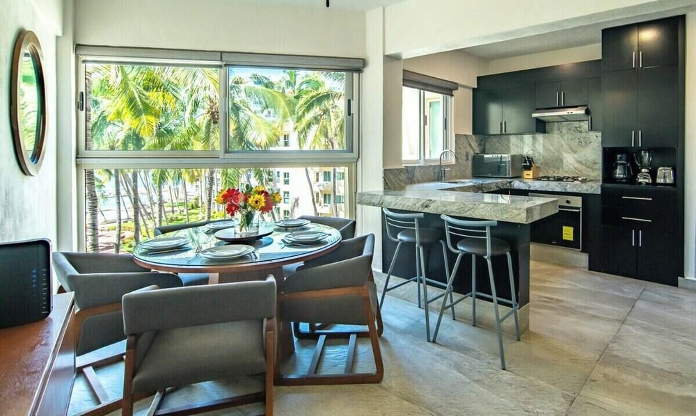 Beachfront 2BR Condo - Pool - Blue Flag Beach
