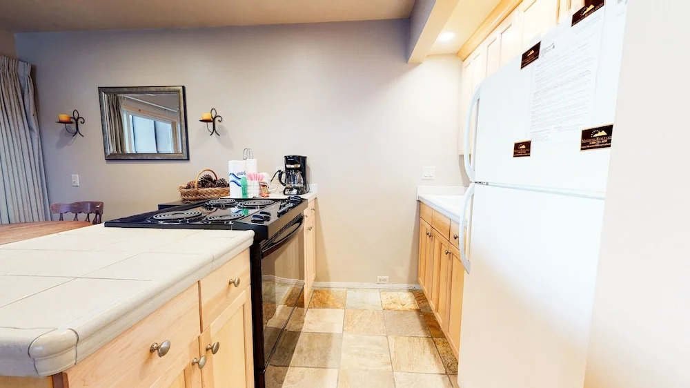 Mammoth Estates Studio Condos - 2 Blocks from The Village Gondola Station