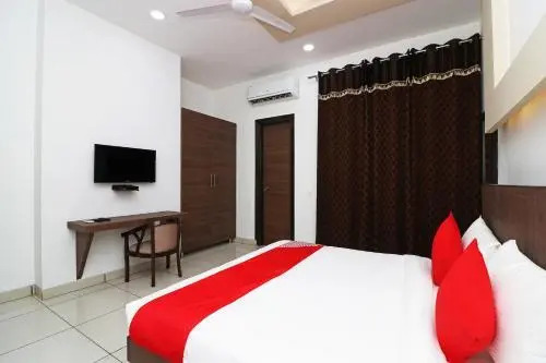 OYO Flagship 15448 Green plaza Sector 10