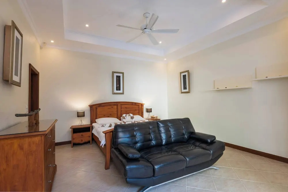 Luxury 2BR Pool Villa Pratamnak Soi5 - 50m to Beach