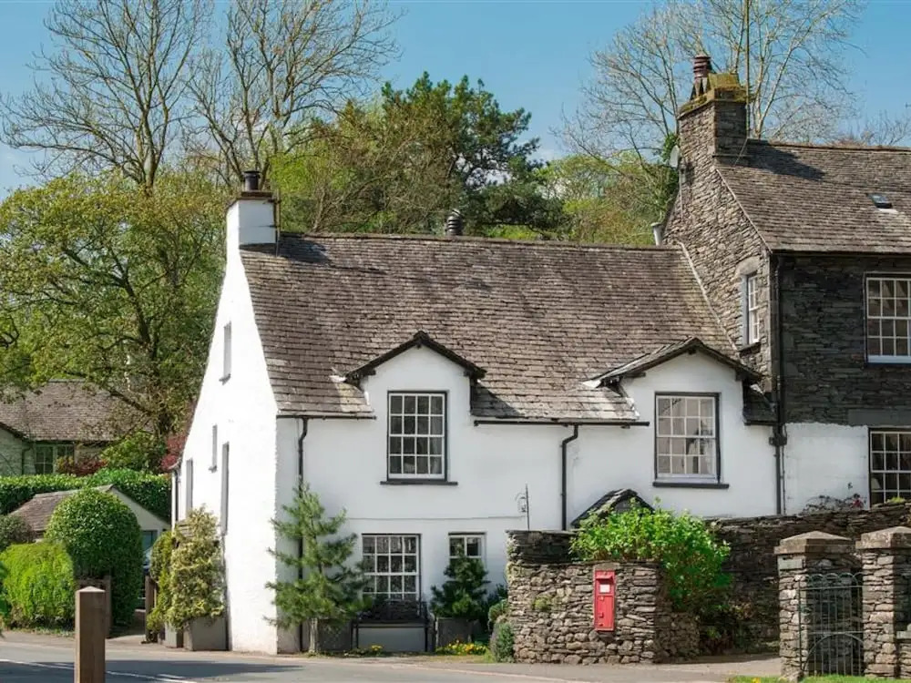 Vintage Holiday Home at Clappersgate District With Fireplace